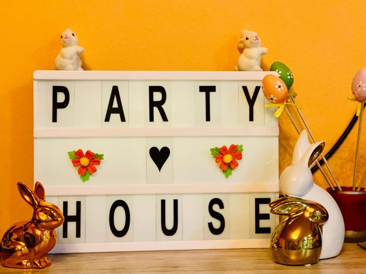 Party House Hotel Cielavas Exterior foto